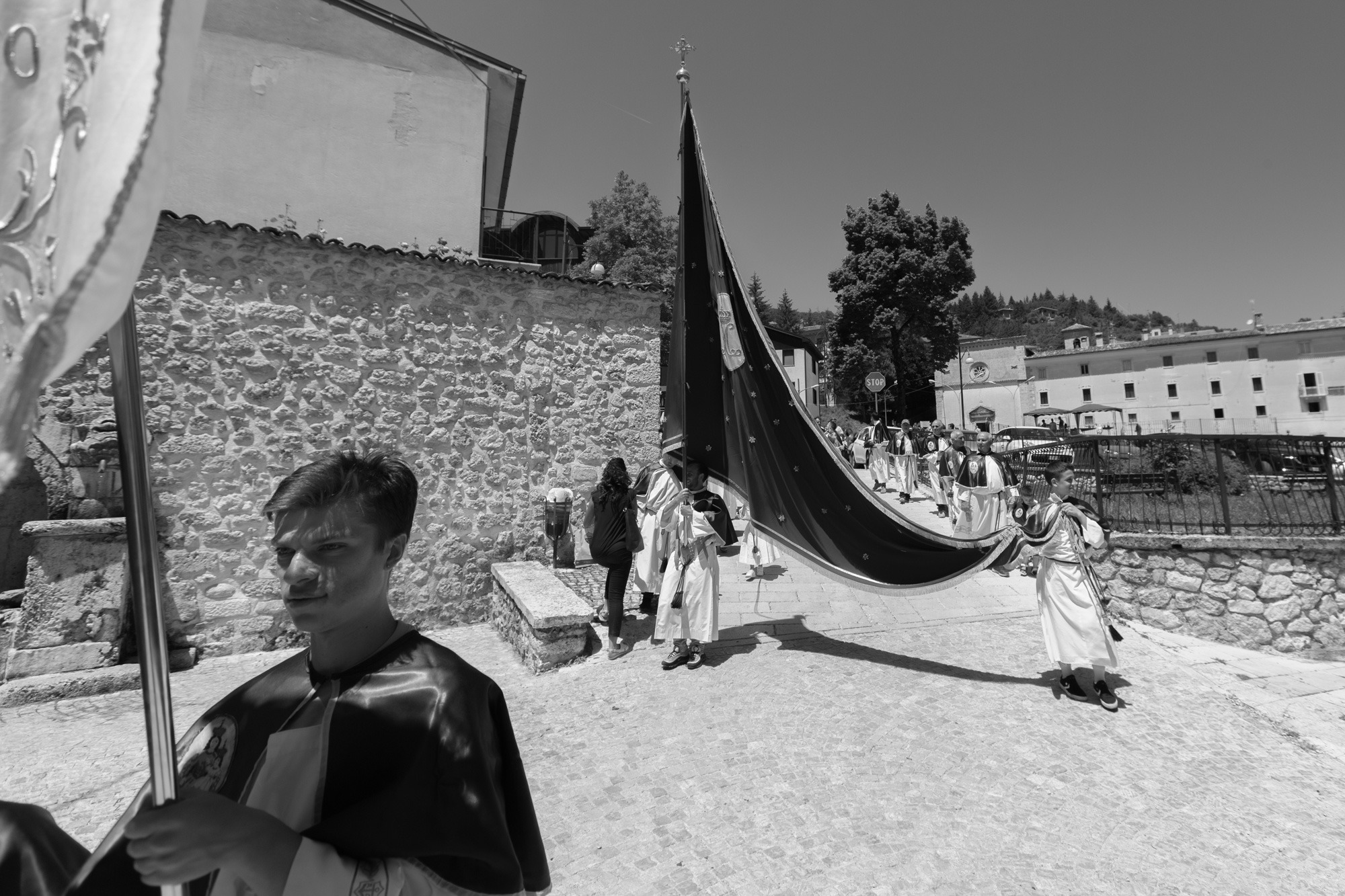 Fotografie scattate durante la Festa Patronale di Sant’Antonio a Scanno, in provincia de L’Aquila, perla incastonata nelle Valle del Sagittario, e più noto come il Borgo dei Fotografi. Tra gli eventi, la caratteristica “Processione dei muli e delle travi” e quella a cui prendono parte tutti i bambini: “Processione delle pagnottelle e delle travi” con i cestini pieni di rose.